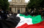 Un drapeau palestinien déployé par des manifestants devant la Sorbonne le 29 avril 2024 à Paris