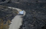 Une voiture roule dans un paysage calcinĂ© après un incendie de forĂŞt ayant fait au moins 12 morts, Ă Bedar, près d'AlmerĂa, le 11 juillet 2026