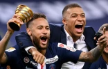 Les attaquants du PSG Neymar et Kylian Mbappé fêtent la victoire en finale de la Coupe de la Ligue contre Lyon, le 31 juillet 2020 au stade de France