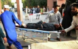 Un blessé est transporté vers l'hôpital, après un attentat suicide le 16 juin 2018 à Jalalabad, revendiqué par l'Etat islamique