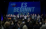 (g-d) Ulrich Siegmund, tête de liste du parti d'extrême droite Alternative pour l'Allemagne (AfD) aux élections régionales de Saxe-Anhalt, les coprésidents de l'AfD Tino Chrupalla et Alice Weidel et d'autres membres du parti chantent l'hymne national lors de la soirée électorale à Magdebourg, le 6 septembre 2026 dans l'est de l'Allemagne