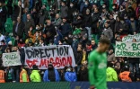 Les supporters de Saint-Etienne affichent leur hostilité à l'égard de leur direction durant le match contre Rennes à Geoffrey-Guichard, le 5 décembre 2021
