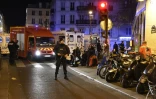 Pompiers et forces de l'ordre barrent l'accès au Bataclan le 14 novembre 2015 à Paris