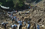 Recherche de survivants après un glissement de terrain provoqué par le typhon Mangkhut, le 18 septembre 2018 à Itogon, aux Philippines