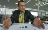 Ronald Ringsrud, expert américain en émeraudes, lors d'une interview dans les ateliers de la marque Muzo à Bogota, le 16 octobre 2015 en Colombie