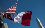 Les drapeaux américains (G) et français (D) flottent près du monument dédié à George Washington le 20 avril 2018 avant la visite d'Etat du président français Emmanuel Macron dans la capitale américaine