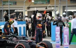 Le Néerlandais Max Verstappen salue le public après avoir pris la pole position, le 23 octobre 2021 au GP des Etats-Unis à Austin