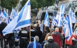 Les proches de l'ex-otage franco-israélien Ohad Yahalomi accompagnent son cercueil, le 5 mars 2025 à Rishon Letzion, dans le centre d'Israël