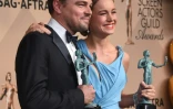 Leonardo Di Caprio et Brie Larson reçoivent leur prix d'interprétation lors des SAG Awards à Los Angeles, le 30 janvier 2016