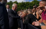 Le nouveau roi Charles III salue ses sujets à son arrivée à Buckhingham Palace, le 9 septembre 2022, au lendemain du décès de la reine Elizabeth II