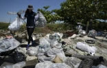 Martine Grael, double championne olympique de voile, ramasse des déchets accumulés sur les plages de l'île de Pombeba, dans la baie de Guanabara, à Rio de Janeiro, le 17 février 2025 au Brésil