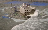 Des chercheurs étudient les effets de la houle et des vagues sur une maquette du fort Boyard dans un bassin à Ostende en Belgique, le 17 février 2025 