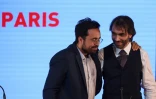 Le mathématicien Cédric Villani (D) et Mounir Mahjoubi (G) qui s'est rallié à sa candidature, en meeting à Paris, le 4 juillet 2019