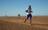 Un participant au premier marathon organisé au Niger court dans le désert près d'Agadez, le 29 décembre 2019.