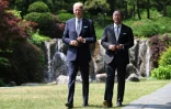 Le président américain Joe Biden aux côtés du président du constructeur automobile Hyundai Chung Eui-sun à Séoul le 22 mai 2022