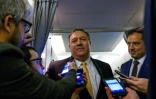 Le chef de la diplomatie américaine Mike Pompeo parle à la presse dans un avion qui l'emmène au Moyen-Orient le 7 janvier 2019