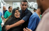 Un homme réconforte une femme qui pleure au complexe médical Nasser à Khan Younès, dans le sud de la bande de Gaza, le 16 juillet 2024