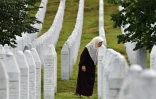 Mejra Djogaz, sur la tombe de ses fils au mémorial de Potocari, 25 ans après le génocide de Srebrenica