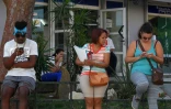 Des Cubains consultent leurs smartphones dans une zone wi-fi de La Havane, le 14 février 2017