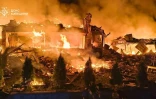 Photo prise et diffusée par le service d’État ukrainien des situations d’urgence, le 8 août 2026, montrant un bâtiment en feu après des frappes de missiles balistiques russes dans la région de Kiev
