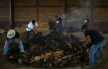 Des ouvriers font cuire de l'agave dans l'usine de mezcal Real Minero à Santa Catarina Minas, dans l'État d'Oaxaca, au Mexique, le 25 juillet 2022