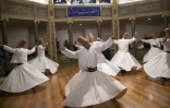 Des derviches tourneurs évoluent lors d'une cérémonie commémorant la mort du fondateur du soufisme Jalal al-Din Mevlana Roumi, le 16 décembre 2018 à Istanbul