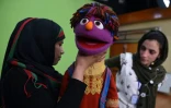 La marionnettiste afghane Seema Sultani (d) et sa collègue Raziya Nazari manipulent la marionnette Zari, lors d'un tournage au studio de télévision à Kaboul, le 10 avril 2016