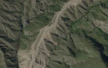 Cette image satellite publiée le 29 septembre 2023 par Planet Labs PBC, et réalisée le 27 septembre 2023, montre l'autoroute entre Kornidzor et Stepanakert en Azerbaïdjan, par lequel les réfugiés arméniens fuient du Nagorny Karabakh vers l'Arménie