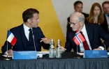 Le président français Emmanuel Macron (g) et le Premier ministre norvégien Jonas Gahr Støre participent à un événement sur la décarbonisation industrielle au Musée national d'Oslo, en Norvège, le 23 juin 2025