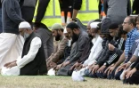 Des personnes prient lors des obsèques d'Haji Mohammed Daoud Nabi, l'une des 50 victimes du tueur des mosquées, le 20 mars 2019 à Christchurch (Nouvelle-Zélande)