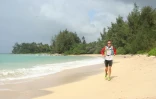 Une photographie fournie par l'agence de communication GSI, montrant Serge Girard, courant sur une plage à Hawaï, le 2 septembre 2016