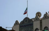 Le drapeau iranien en berne sur le bâtiment de l'ambassade au lendemain d'une frappe aérienne imputée à Israël sur la section consulaire iranienne, le 2 avril 2024 à Damas, en Syrie