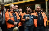 Des salariés et syndicalistes de l'aciérie Ascoval parlent aux médias dans l'usine de Saint-Saulve, le 24 octobre 2018