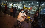 La Péruvienne Zoila Lecarnaque Saavedra, expulsée de Hong Kong après avoir purgé plus de 8 ans de prison pour trafic de drogue, arrive à l'aéroport de Lima, le 4 juin 2022