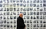Un homme passe devant les portraits des officiers impliqués dans l'attentat contre Adolf Hitler en 1944, au mémorial de la résistance allemande, le 19 janvier 2009 à Berlin