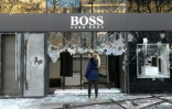 La vitrine saccagée d'un magasin Hugo Boss sur les Champs-Elysées, lors des manifestations de "gilets jaunes", le 16 mars 2019 à Paris
