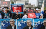Des manifestants brandissent des banderoles et des pancartes lors d'un rassemblement de soutien au Premier ministre israélien Benjamin Netanyahou devant le tribunal de Tel Aviv, le 10 décembre 2024