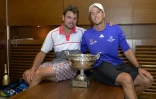 Stan Wawrinka et son coach Magnus Norman, le 7 juin 2015 avec le trophée de Roland-Garros