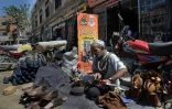 Un fabricant de chaussures pakistanais Ă Peshawar, le 1er avril 2019