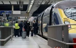 Des passagers montent à bord d'un Eurostar à la gare Saint-Pancras de Londres, le 23 décembre 2020