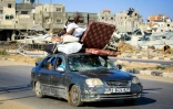 Ees Palestiniens en voituren chargée de leurs affaires, quittent le camp de Bureij, dans le centre de la bande de Gaza, le 24 juin 2024