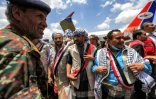 Des prisonniers Houthis libérés à la faveur d'un échanges accueillis à leur arrivée à l'aéroport international de Sanaa le 14 avril 2023