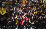Une immense foule de fidèles catholiques entoure la statue de Jésus lors de la procession annuelle du "Nazaréen Noir" à Manille le 9 janvier 2019