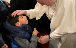 Le pape François accueille un enfant handicapé dans la cathédrale maronite Notre-Dame de Grâce à Nicosie, la capitale de Chypre, le 2 décembre 2021