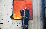 Un pompier combat un incendie à Kharkiv, le 7 juin 2025