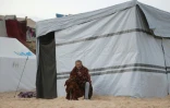 Un Palestinien déplacé par les frappes israéliennes est assis devant sa tente le 9 octobre 2025 à Al-Zawayda, dans le centre de la bande de Gaza. 