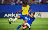 L'attaquante brésilienne Marta (g) lors du match de phase de groupes du Mondial face à l'Italie, à Valenciennes, le 18 juin 2019