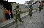 Des militaires en patrouille dans le quartier de Lucha de los Pobres, dans le sud de Quito, le 12 janvier 2024