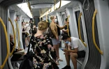 Des personnes portent un masque de protection dans le métro de Copenhague, le 15 août 2020 au Danemark