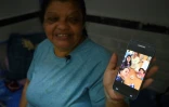 La Péruvienne Zoila Lecarnaque Saavedra, récemment libérée après avoir purgé plus de 8 ans de prison pour trafic de drogue, montre une photo de sa famille, le 9 mai 2022 à Hong Kong